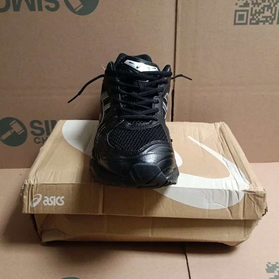 BOXED PAIR OF ASICS TRAINERS IN BLACK/SILVER SIZE UK 10