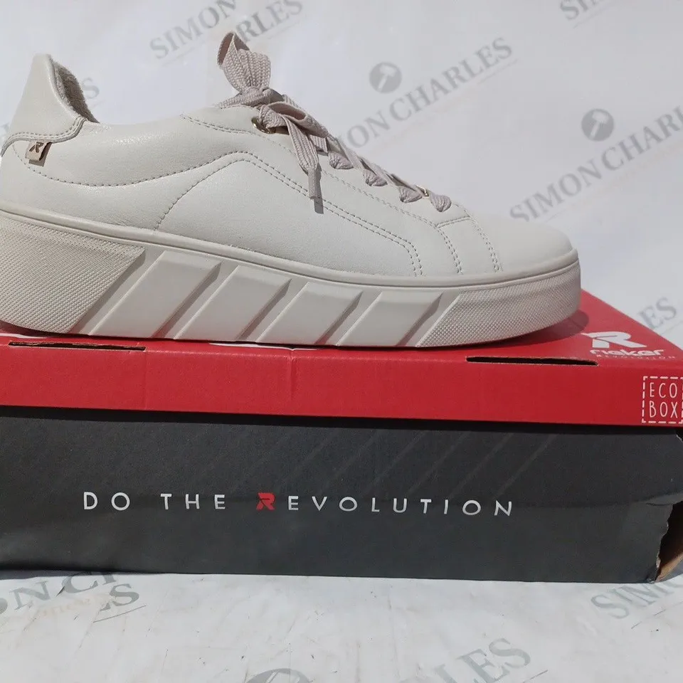 BOXED PAIR OF RIEKER REVOLUTION LACE UP TRAINERS IN OFF WHITE SIZE 7.5