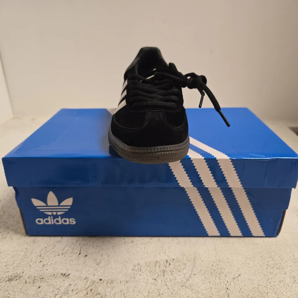 BOXED PAIR OF ADIDAS HANDBALL SPEZIAL TRAINERS IN BLACK/WHITE SIZE UK 4.5