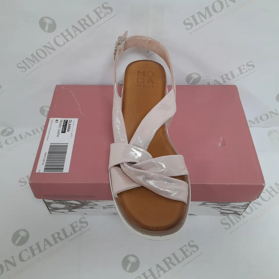 BOXED PAIR OF MODA IN PELLE OLANNA SANDALS IN ROSE GOLD METALLIC SIZE 8 