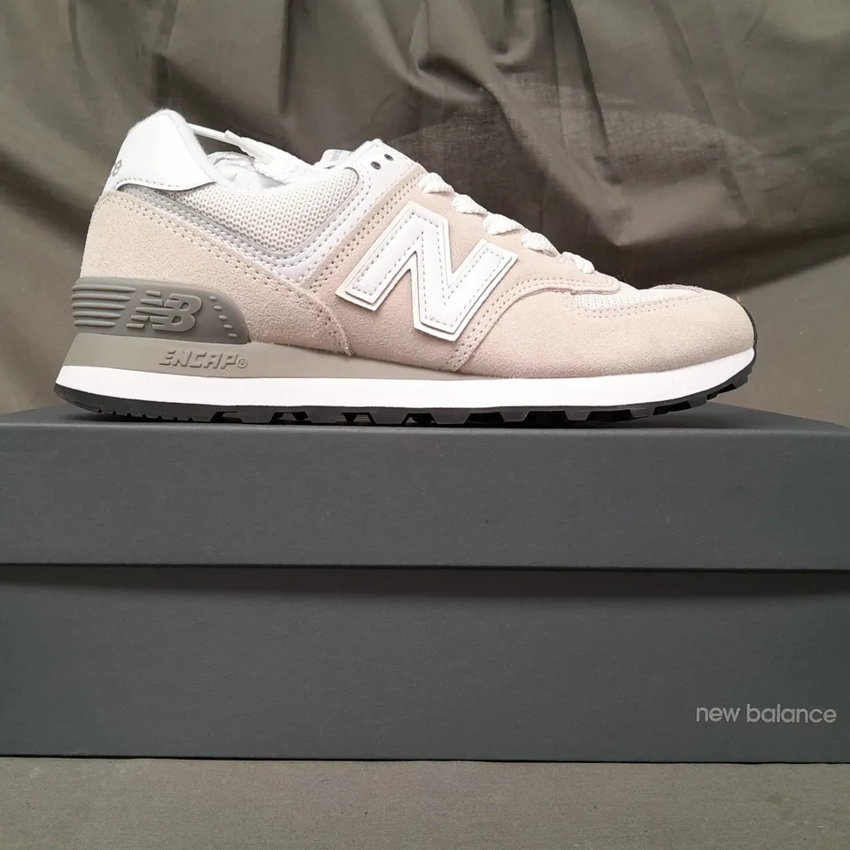 BOXED PAIR OF NEW BALANCE 574 TRAINERS IN STONE UK SIZE 5.5
