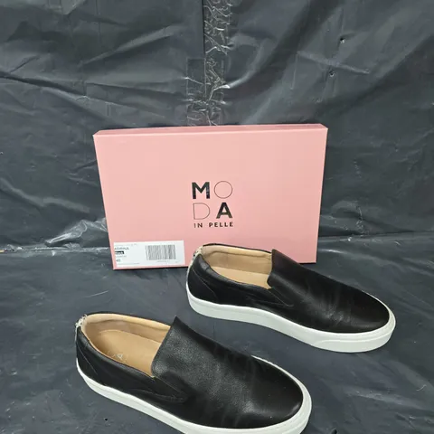 BOXED PAIR OF MODA IN PELLE ADRINA BLACK LEATHER SLIP ON TRAINER SIZE 40