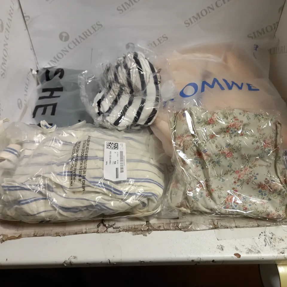 LOT OF APPROX 15 ASSORTED CLOTHES TO INCLUDE HOODIES, JUMPERS, TOPS ETC