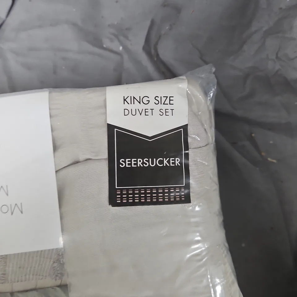 CATHERINE LANSFIELD KING SIZE DUVET SET – SEERSUCKER