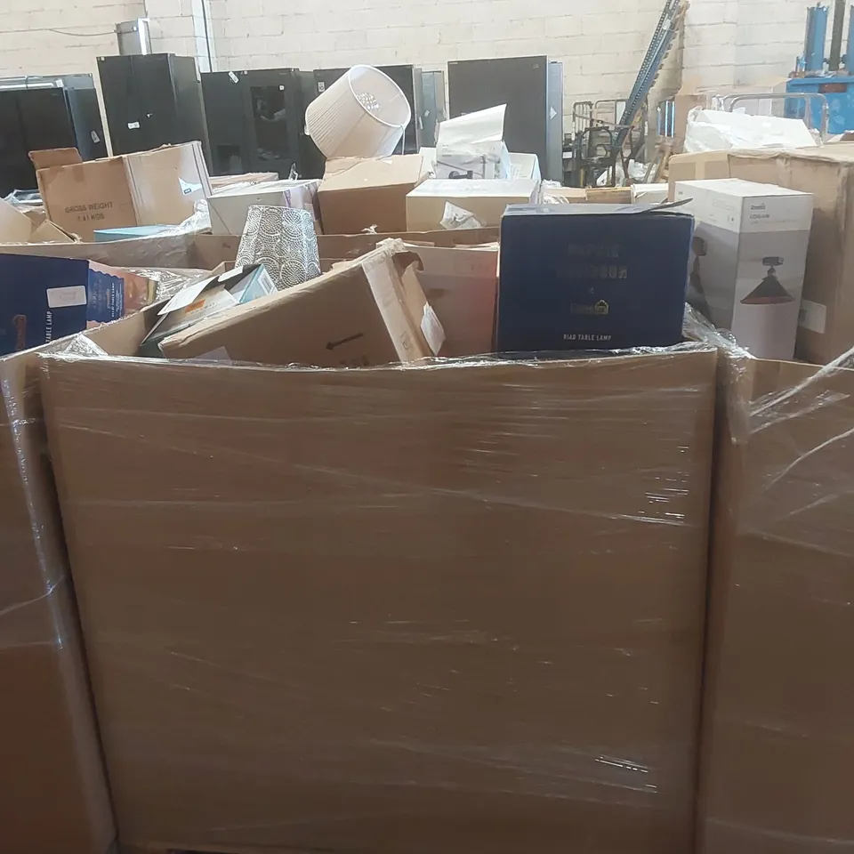 PALLET CONTAINING A VERY LARGE QUANTITY OF ASSORTED DESIGNER LIGHTING PRODUCTS TO INCLUDE: FLOOR LAMPS, CEILING LIGHTS, TABLE LAMP ECT