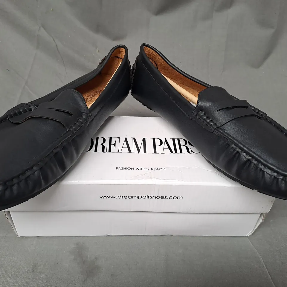 BOXED PAIR OF DREAM PAIRS SHOES IN BLACK EU SIZE 41