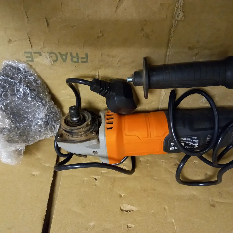 BLACK AND DECKER 700W ANGLE GRINDER 
