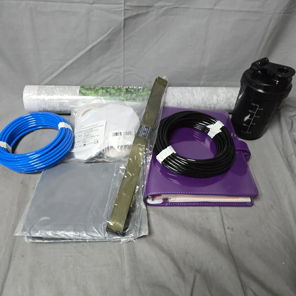 APPROXIMATELY 20 ASSORTED HOUSEHOLD ITEMS TO INCLUDE SPIDER SHAKER BOTTLE, AIRLINE HOSE CABLE, WALLPAPER, ETC