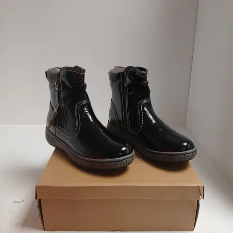 JO & JOE SUTTON BLACK PATENT PU ANKLE BOOTS – SIZE 5