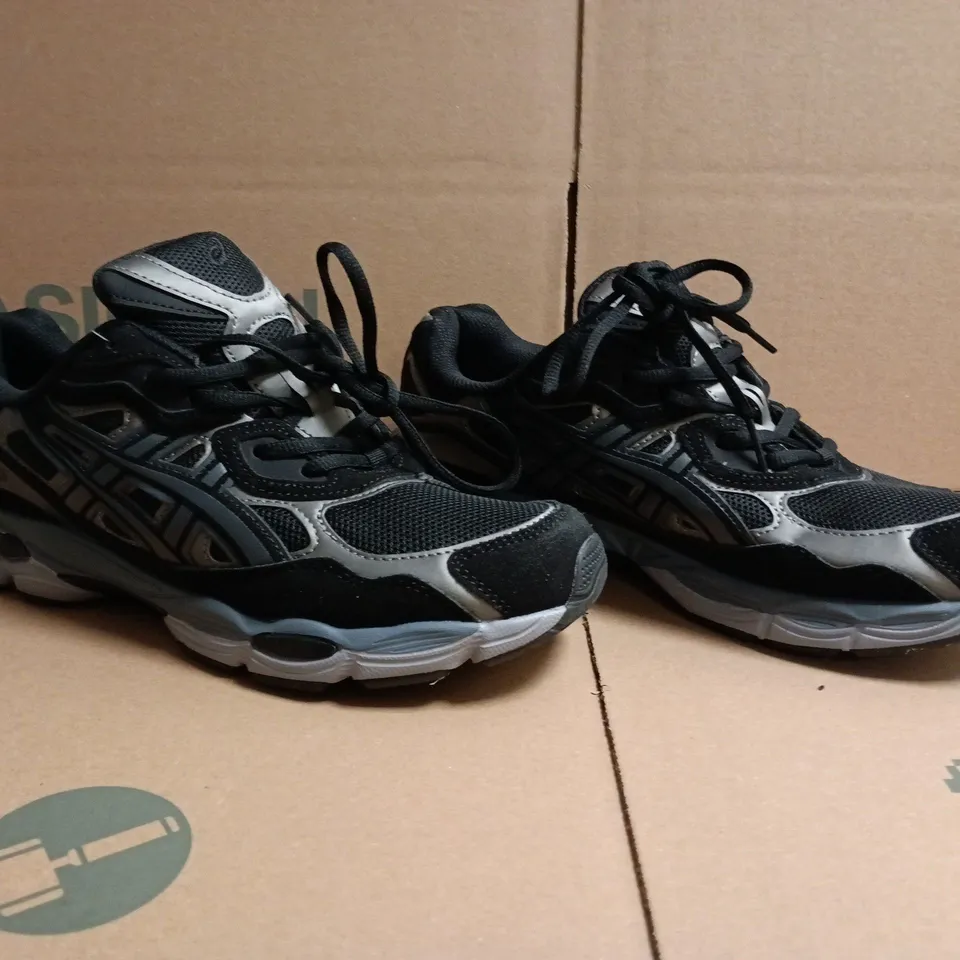 PAIR OF ASICS TRAINERS IN BLACK/SILVER/GREY SIZE UK 9