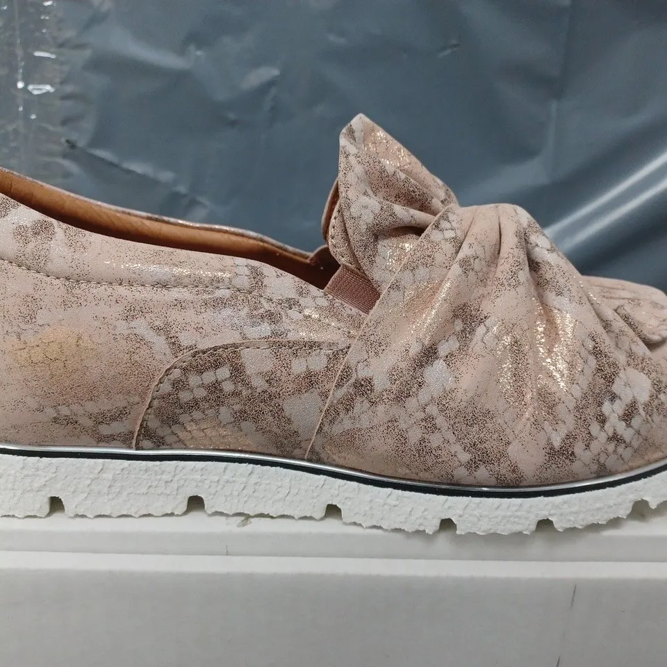 MODA IN PELLE ANETTE LEATHER BOW TWIST UPPER WITH FLEX SOLE TRAINERS IN METALLIC PINK SNAKE - SIZE 7