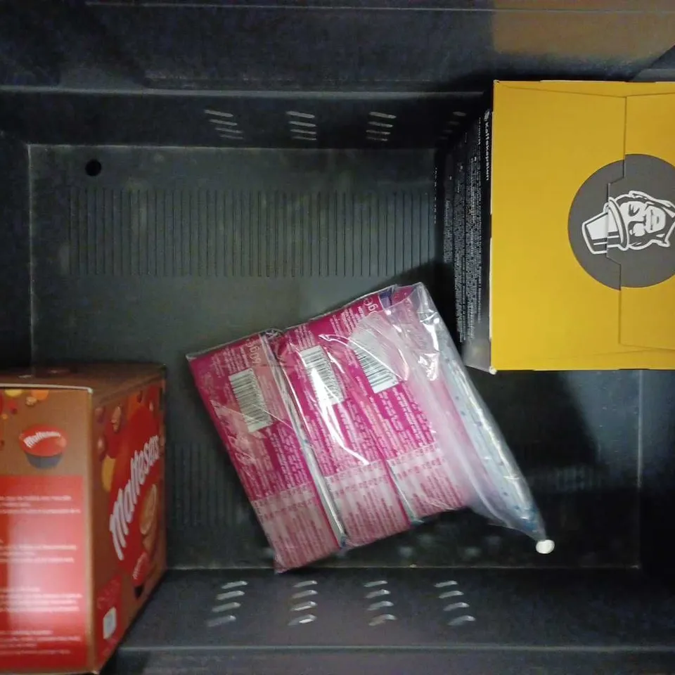 BOX OF APPROX 7 ITEMS TO INCLUDE SENSO NO TURNO COFFEE PODS, NESCAFE DOLCE GUSTO LATTE PODS, DOLCE VITA COFFEE PODS