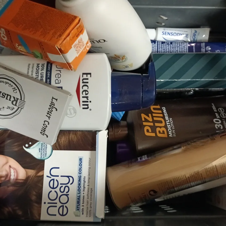 APPROXIMATELY 15 ASSORTED COSMETIC ITEMS TO INCLUDE TROPIC, OPRO, ETC - COLLECTION ONLY