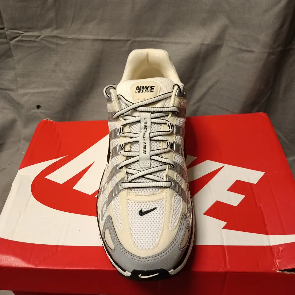 NIKE RUNNING SHOES - GREY/WHITE UK 8 BOXED