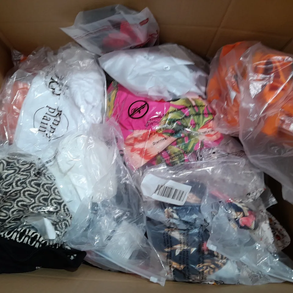 BOX OF APPROXIMATELY 25 ASSORTED CLOTHING ITEMS TO INCLUDE - DRESSES, JACKETS, TOPS, ETC