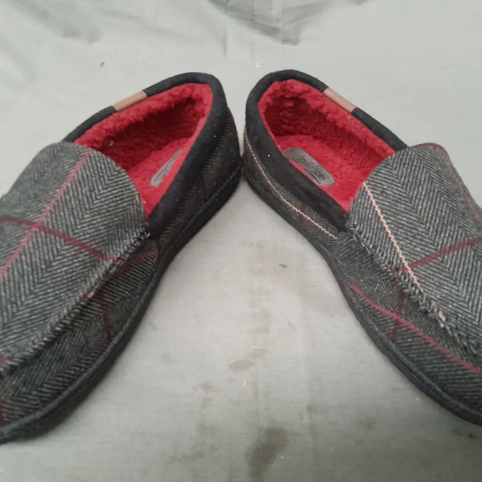 BOXED PAIR OF JO & JOE SLIPPERS IN GREY/BURGUNDY SIZE 11