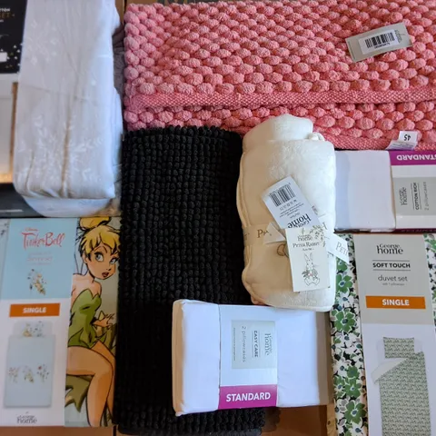 LOT OF APPROXIMATELY 18 ASSORTED HOME FABRIC ITEMS TO INCLUDE KING DUVET, THROWS AND FITTED SHEETS