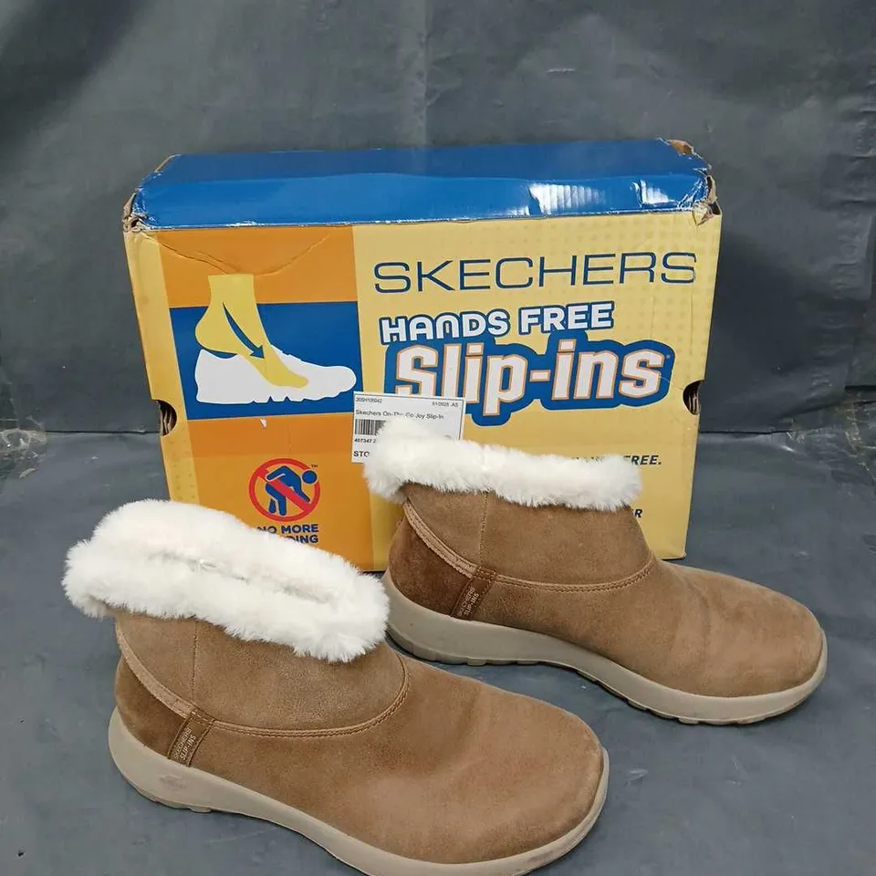 BOXED PAIR OF SKETCHERS ON THE GO JOY SLIP IN BOOTS CHESTNUT SIZE 4 