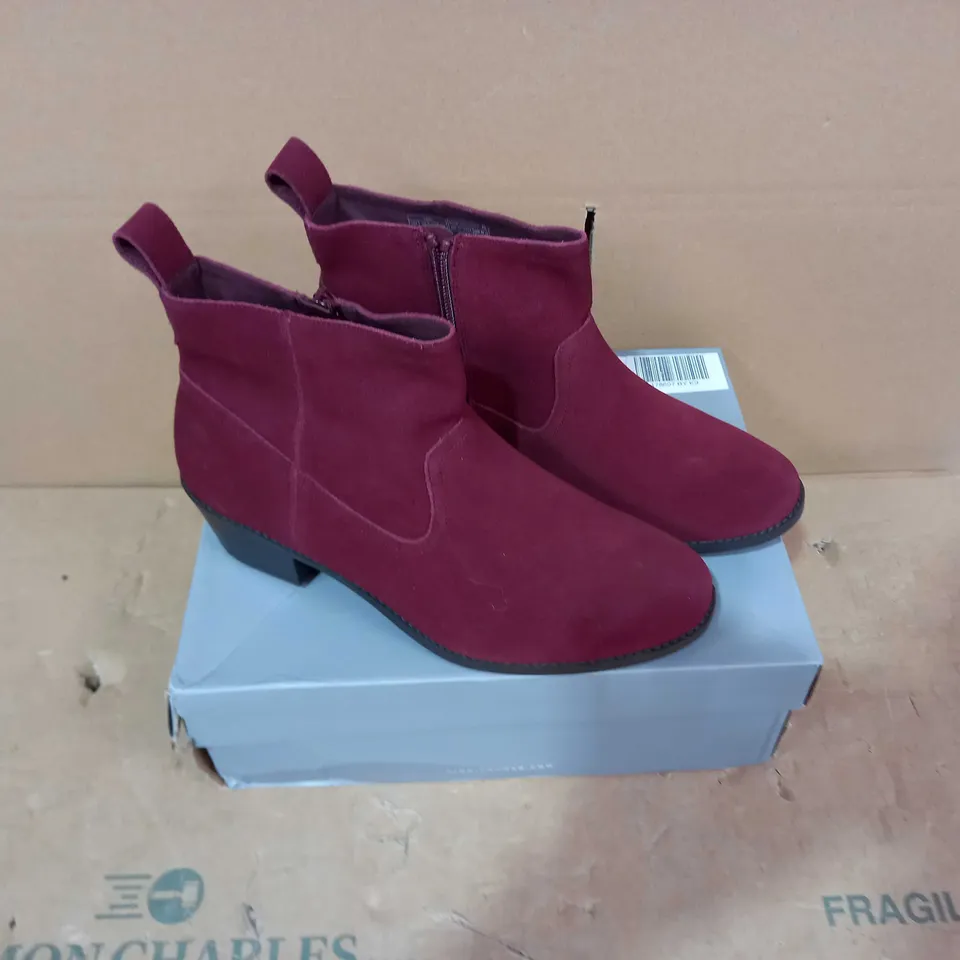 BOXED PAIR OF VIONIC - SIZE 9