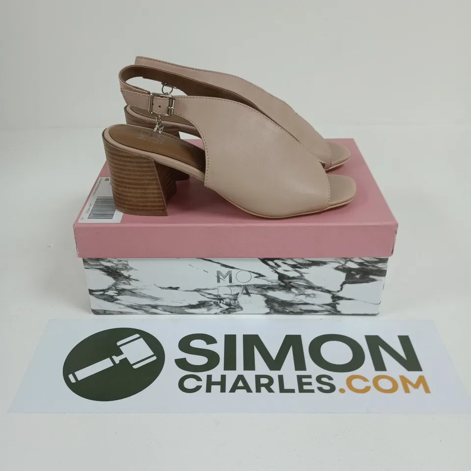 BOXED PAIR OF MODA IN PELLE LONNIA HIGH VAMP UPPER BLOCK SANDAL IN CAMEO LEATHER - SIZE 40