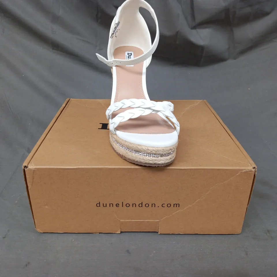 BOXED PAIR OF DUNE LONDON 081 KHAI OPEN TOE HIGH WEDGE SANDALS IN WHITE SIZE 5