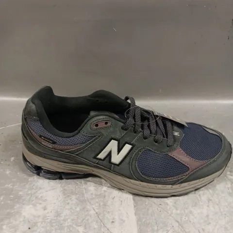 PAIR OF NEW BALANCE 2002 R TRAINERS - 10