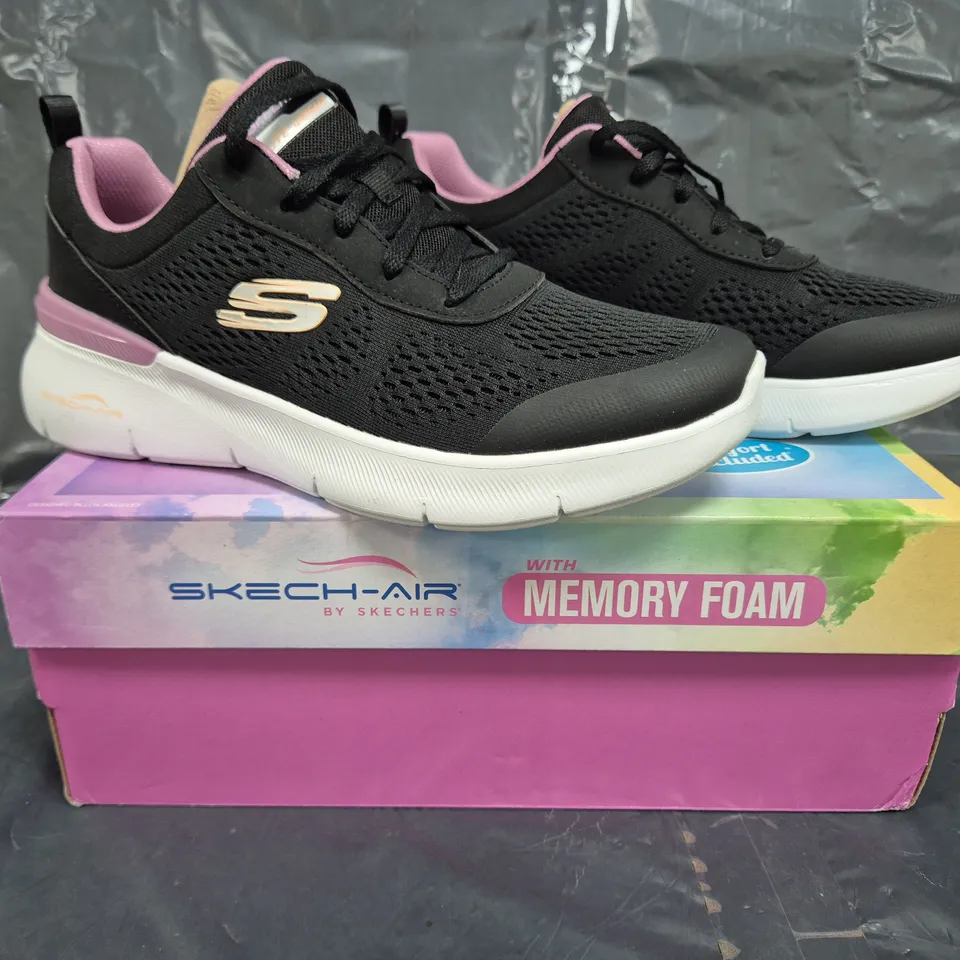 BOXED PAIR OF SKECHERS SKECH-AIR DYNAMIGHT 2 TRAINERS IN BLACK SIZE 6