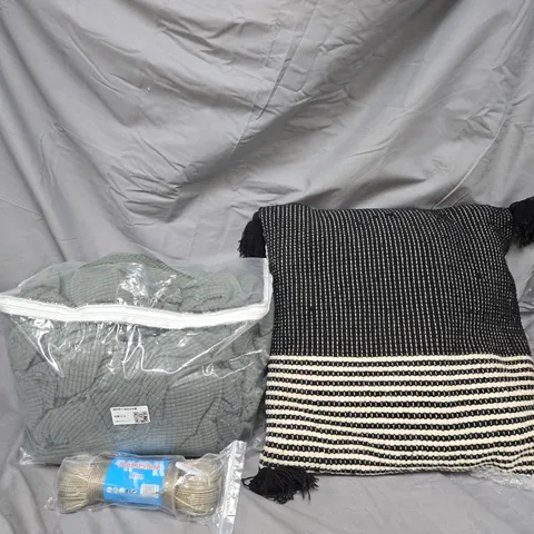 CAGE OF APPROXIMATELY 10 ASSORTED HOUSEHOLD ITEMS TO INCLUDE - LARGE GREEN TUB - LARGE CUSHION - CLOTHES LINE - COLLECTION ONLY