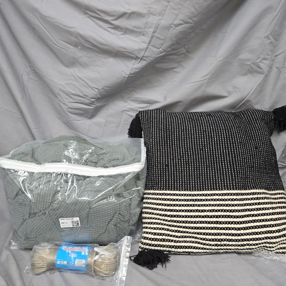 CAGE OF APPROXIMATELY 10 ASSORTED HOUSEHOLD ITEMS TO INCLUDE - LARGE GREEN TUB - LARGE CUSHION - CLOTHES LINE - COLLECTION ONLY