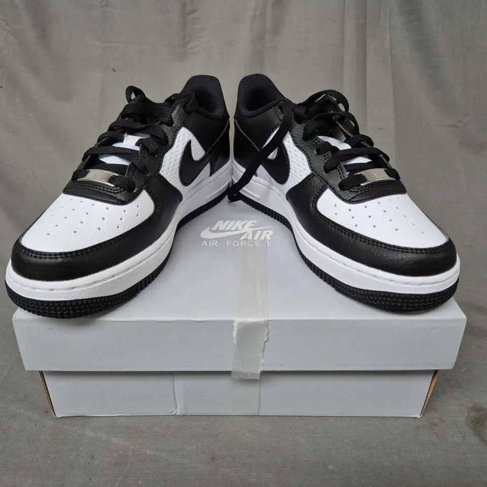 BOXED PAIR OF NIKE AIR FORCE 1 GS SHOES IN BLACK/WHITE UK SIZE 3.5