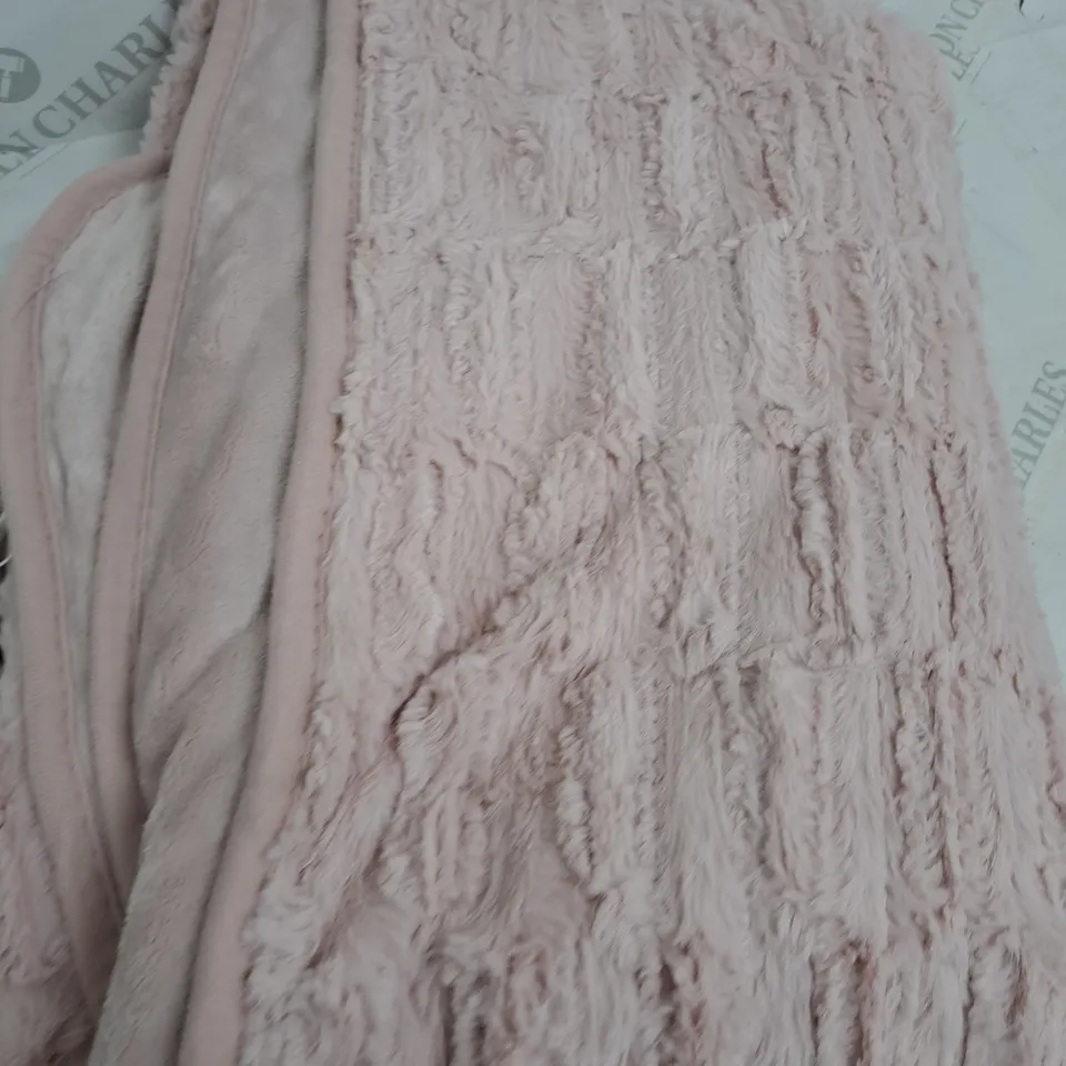 BOXED COZEE HOME FAUX FUR HEATED THROW IN PINK