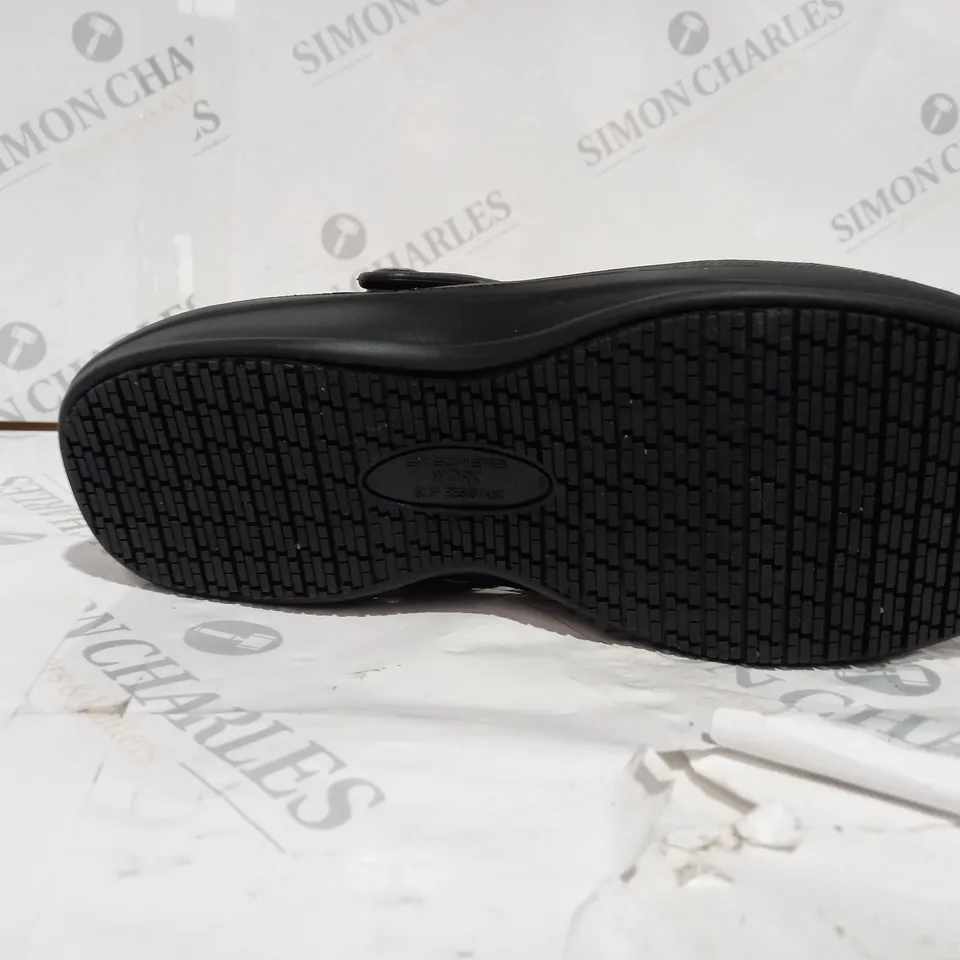BOXED PAIR OF SKECHERS ARCHFIT CLOGS IN BLACK SIZE 5