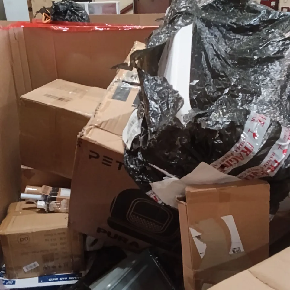 PALLET CONTAINING A LARGE QUANTITY OF ITEMS TO INCLUDE - MEMORY FOAM PILLOW, SKIRT HANGER ETC