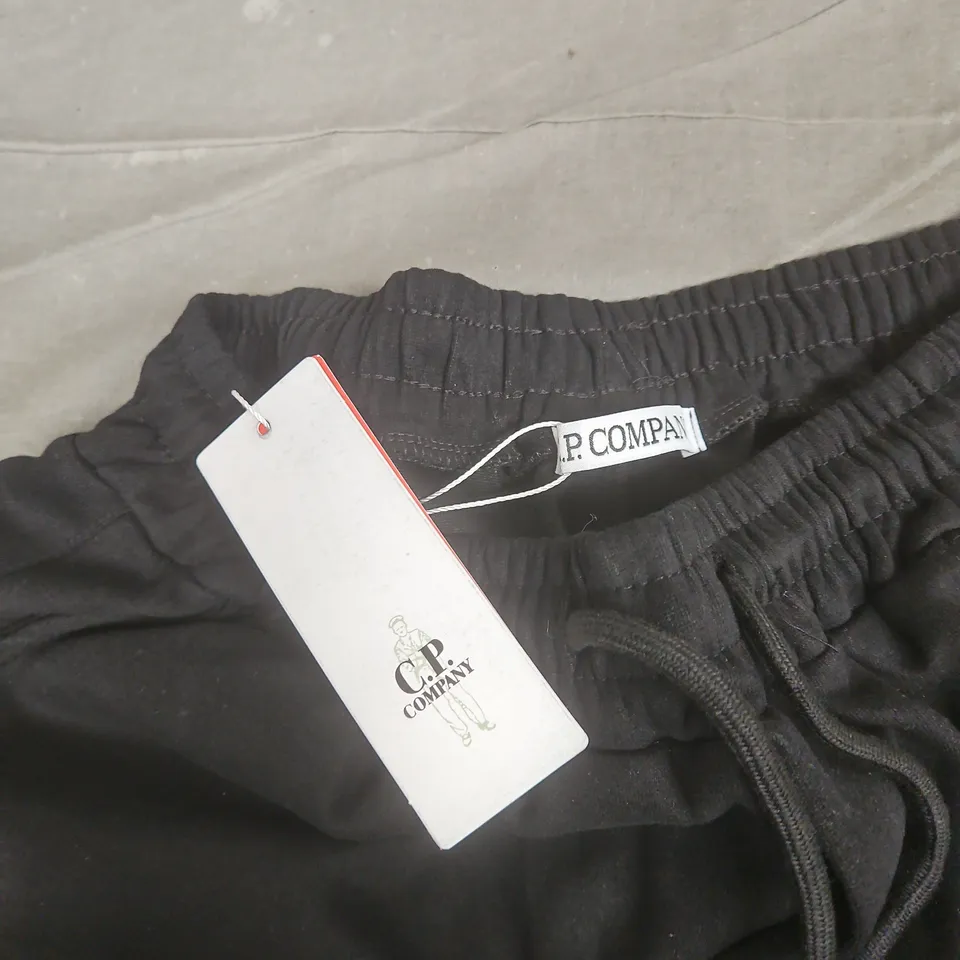 C.P. COMPANY SHORTS IN BLACK - MEDIUM