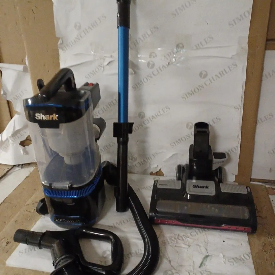 SHARK NV602UK LIFT-AWAY UPRIGHT VACUUM CLEANER
