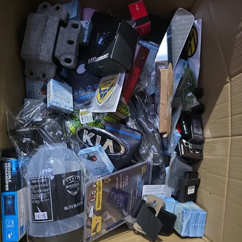 BOX OF ASSORTED CAR ITEMS TO INCLUDE - TOOLS - BADGES - LIGHTS 
