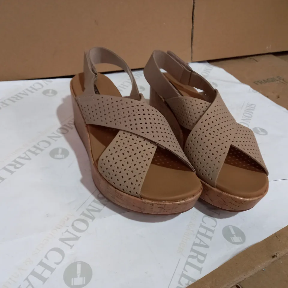 CLARKS LASER CUT LEATHER WEDGE SANDAL STANDARD FIT BEIGE UK SIZE 6