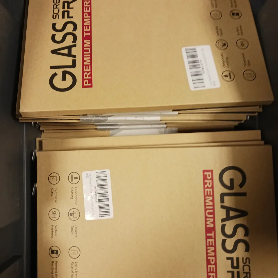 APPROXIMATELY 20 ASSORTED SMARTPHONE ACCESSORIES TO INCLUDE TEMPERED GLASS, PROTECTIVE CASES, USB PLUG ETC 