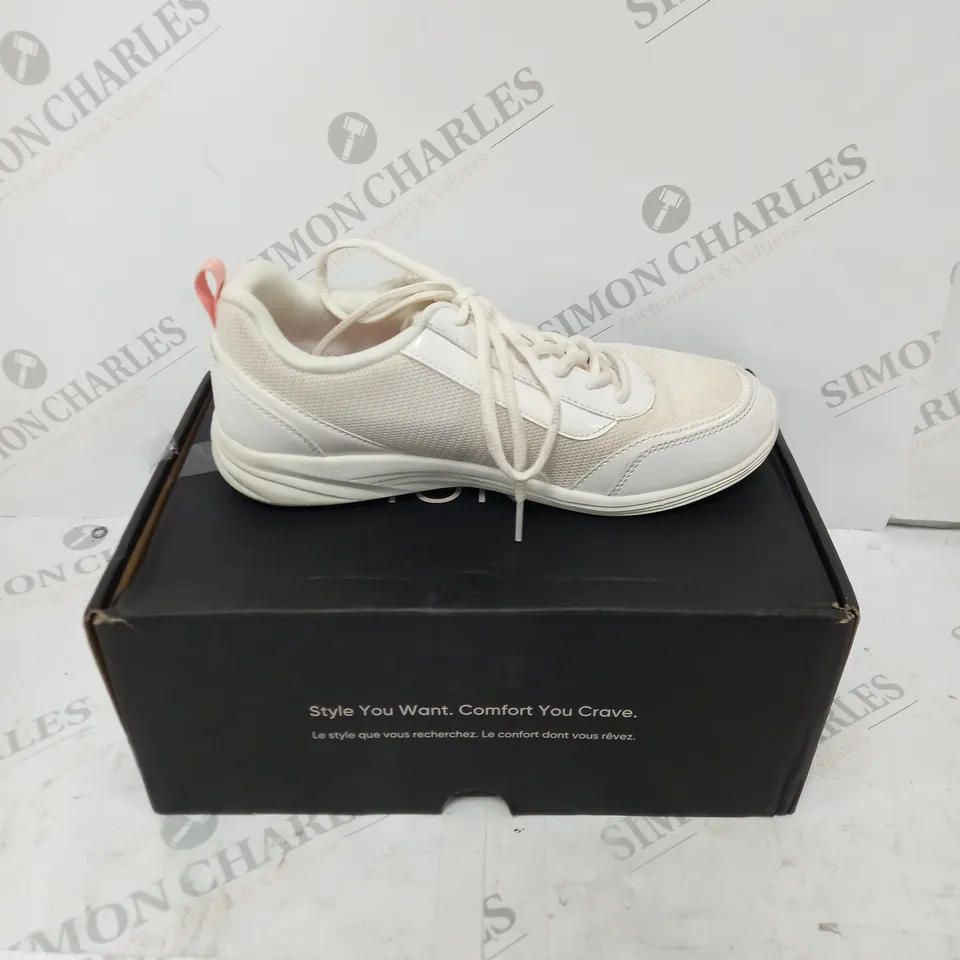 VIONIC AGILE CASSIS ZIP TRAINER - SIZE 5