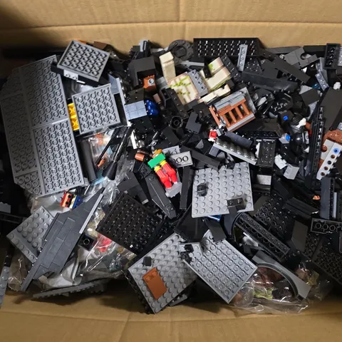 BOX OF A LARGE AMOUNT OF ASSORTED PLASTIC TOY BUILDING BRICKS