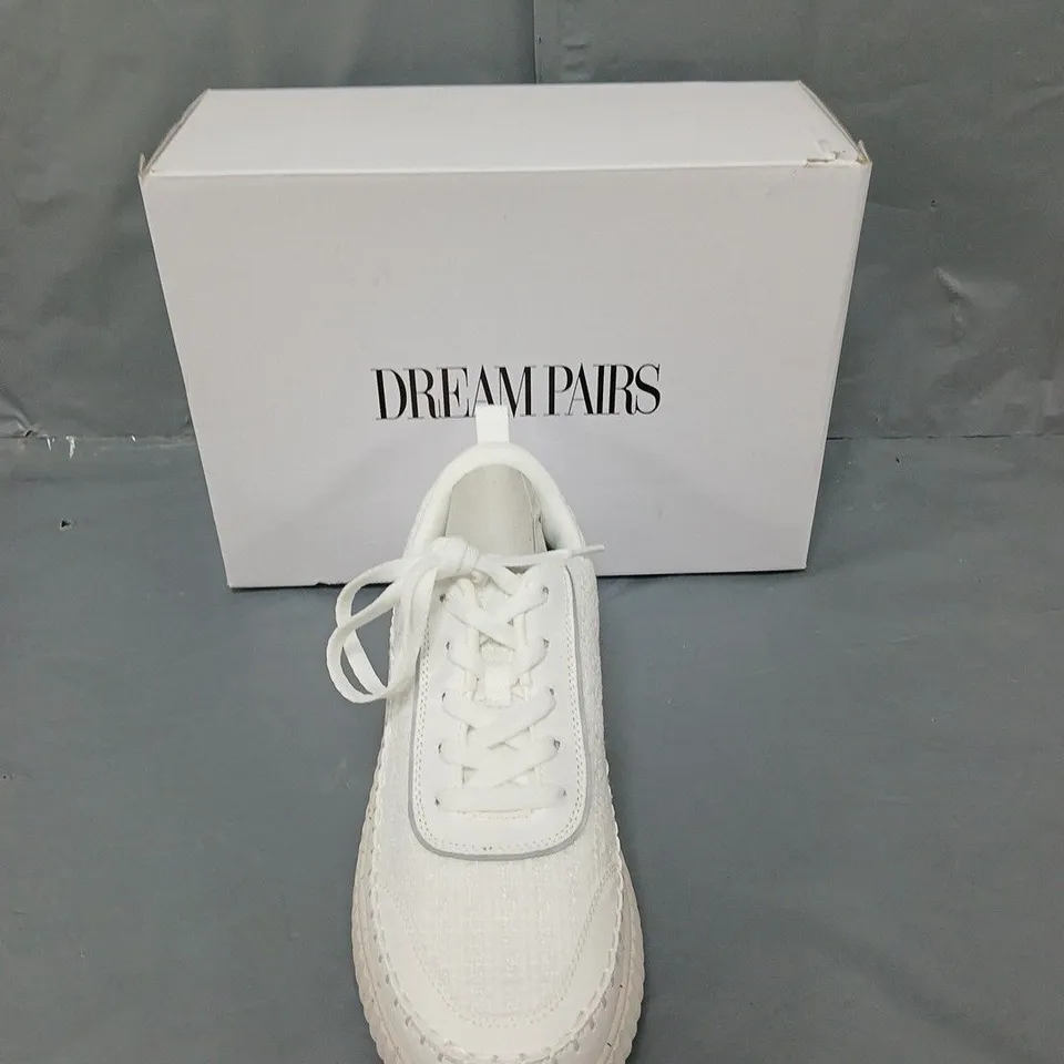 BOXED PAIR OF DREAM PAIRS WHITE LACE UP TRAINERS WOMENS UK 7.5 - DXW4JEEB