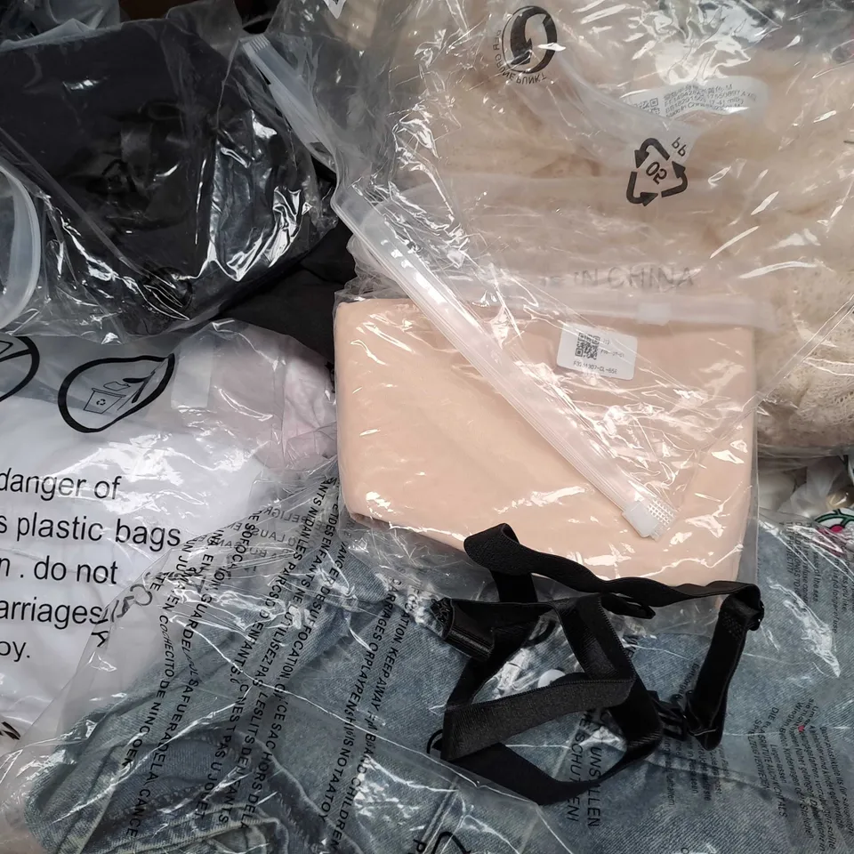 APPROXIMATELY 30 ASSORTED CLOTHING ITEMS IN VARIOUS SIZES TO INCLUDE -  TROUSERS , JUMPER , BRA ETC