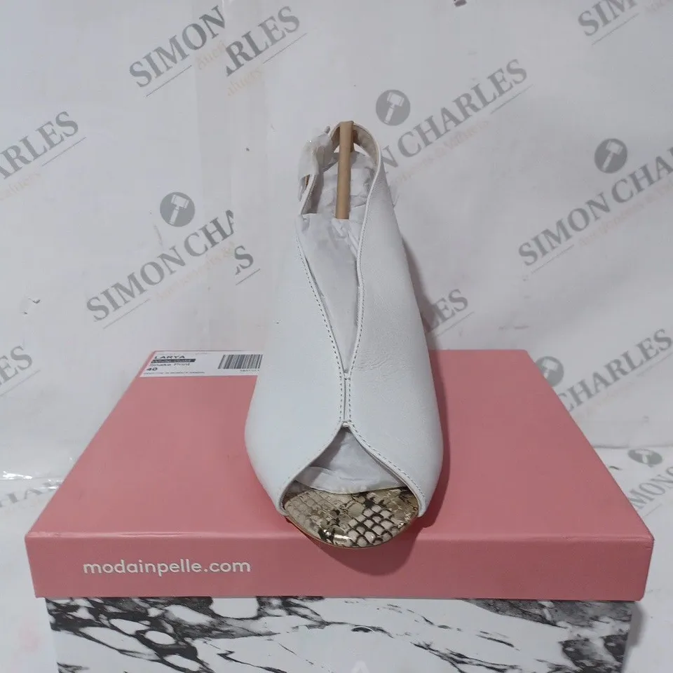 BOXED PAIR OF MODA IN PELLE WHITE FAUX LEATHER/SNAKE SKIN PRINT HIGH HEEL SHOES SIZE 7