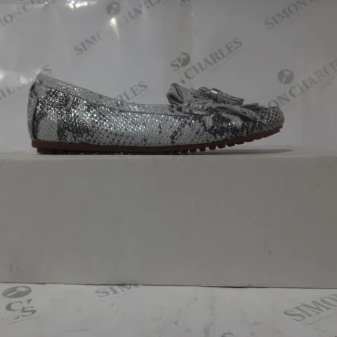 BOXED PAIR OF MODA IN PELLE ETHELIA SHOES IN WHITE/SILVER SIZE 7