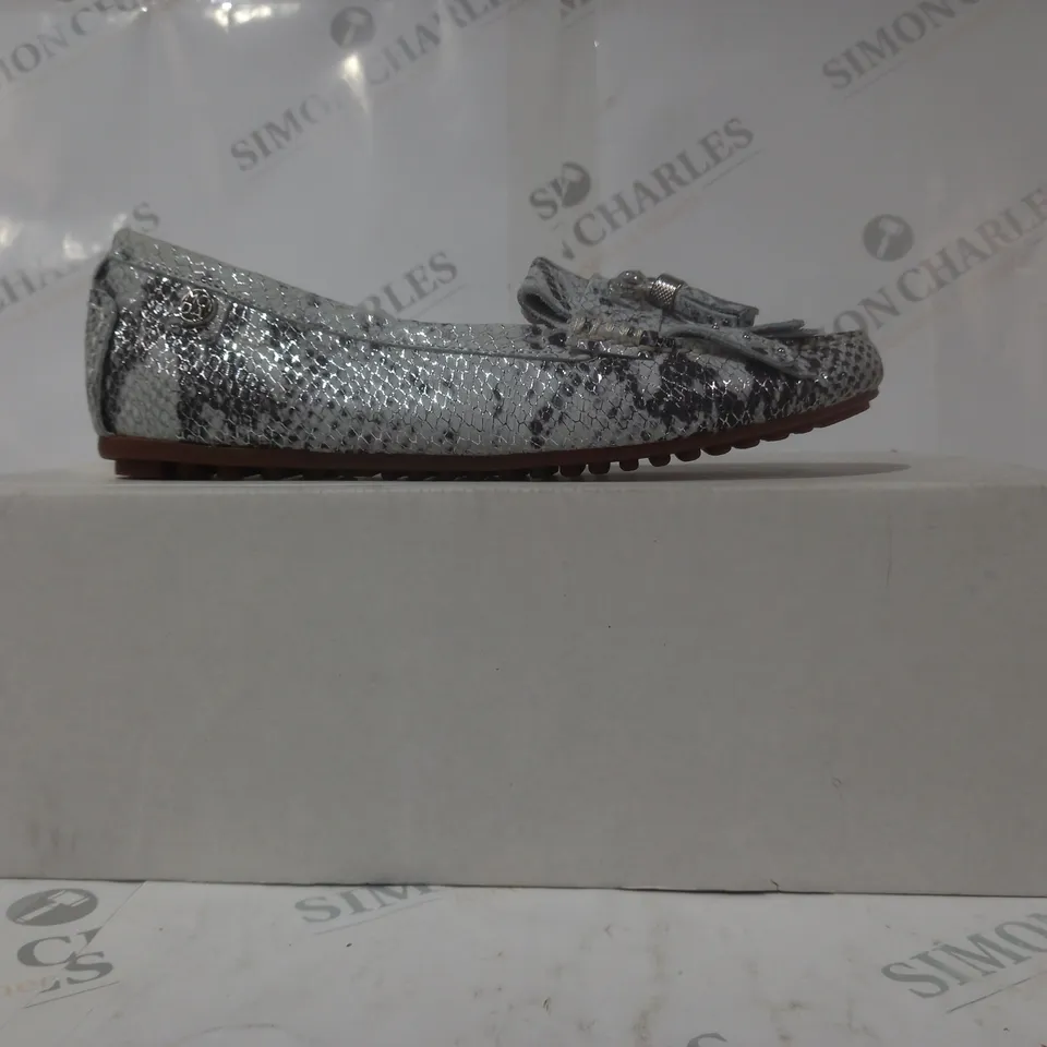 BOXED PAIR OF MODA IN PELLE ETHELIA SHOES IN WHITE/SILVER SIZE 7
