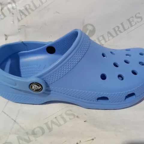 BOXED PAIR OF CROCS CLASSIC IN BLUE SIZE M6/W8