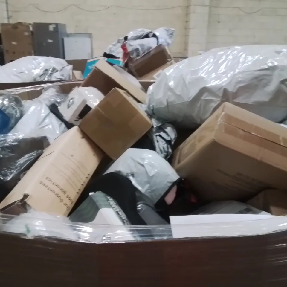 PALLET CONTAINING A LARGE QUANTITY OF PILLOWS