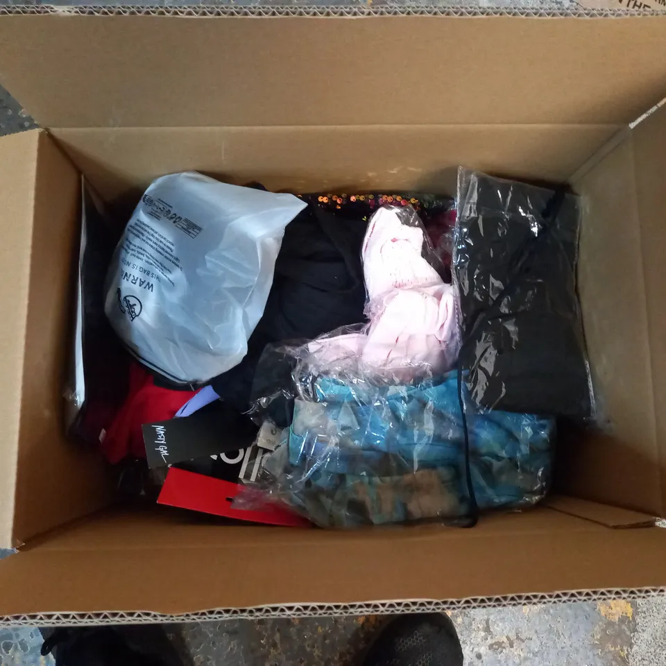 LOT OF ASSORTED CLOTHING AND ACCESSORIES TO INCLUDE; T-SHIRTS, JUMPERS ETC