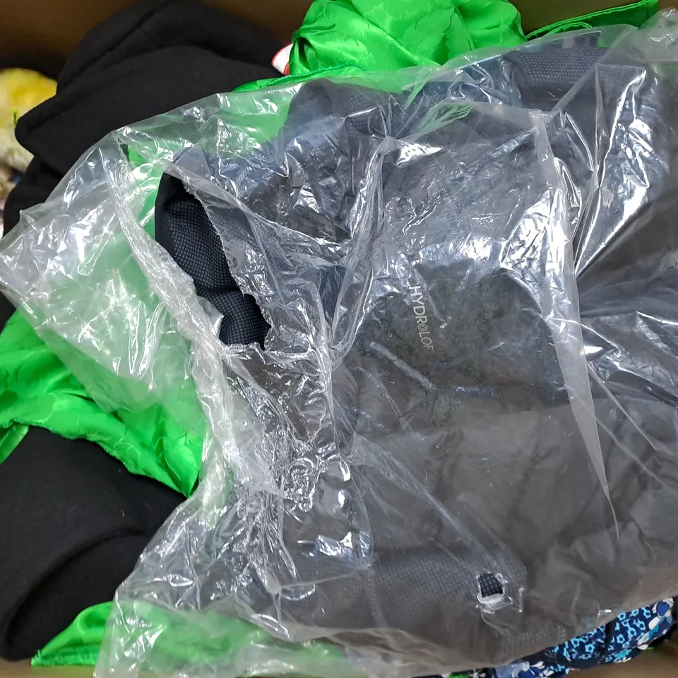 BOX OF APPROXIMATELY 25 ASSORTED CLOTHING ITEMS TO INCUDE - T-SHIRT, SHIRT , DRESS, JEANS, ETC