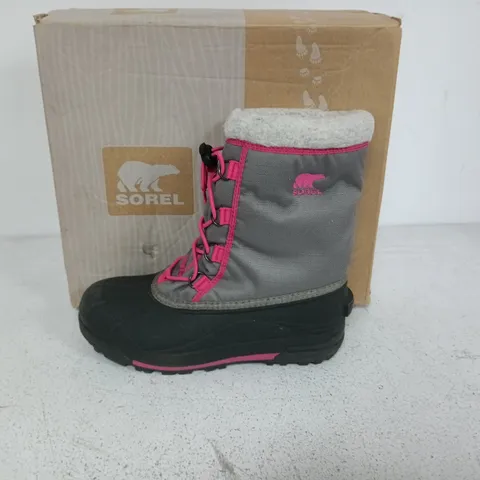 BOXED PAIR OF SOREL YOUTH CUMBERLAND 2 BOOTS IN LIGHT GREY/PINK - UK 5.5